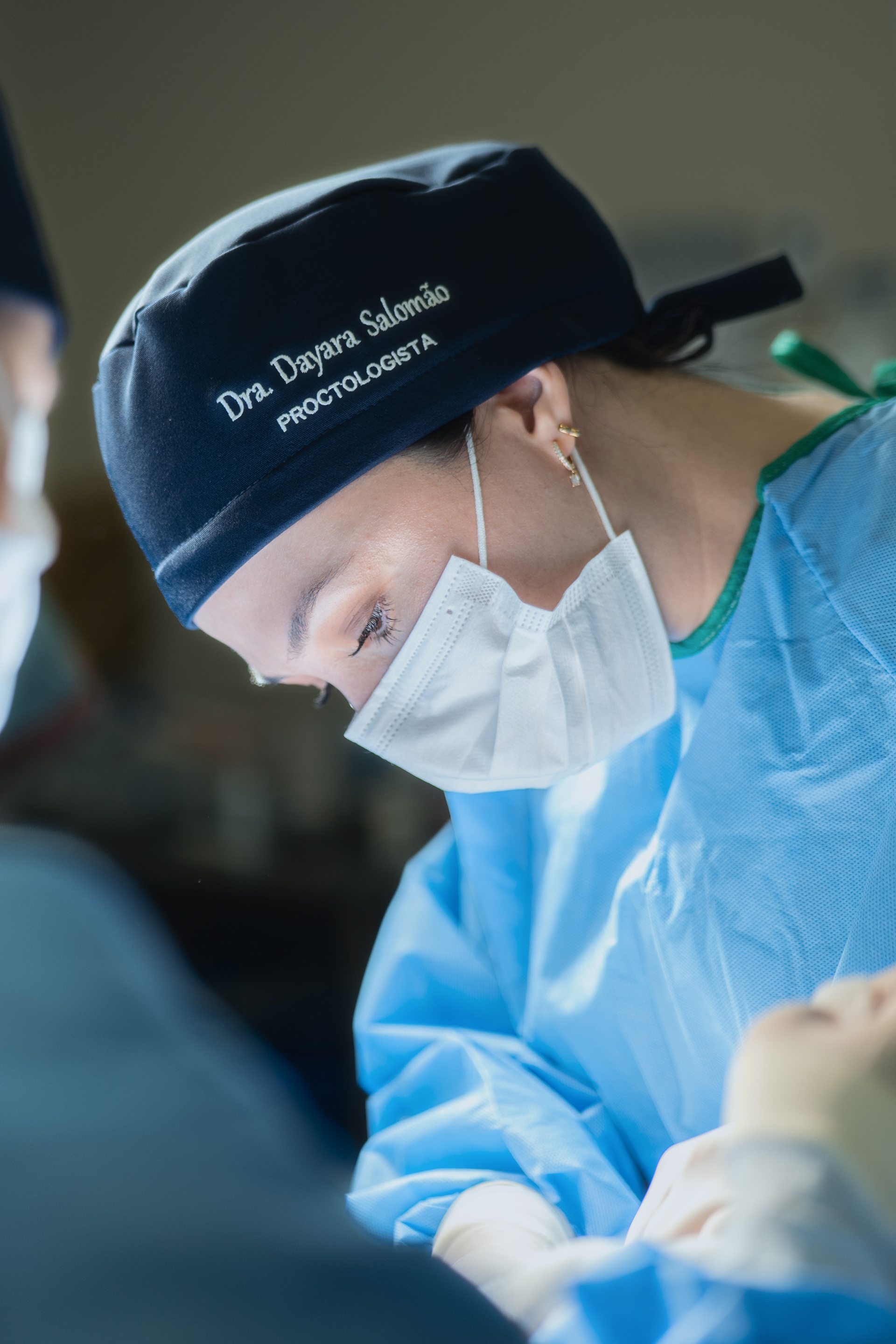 Dra. Dayara em procedimento especializado