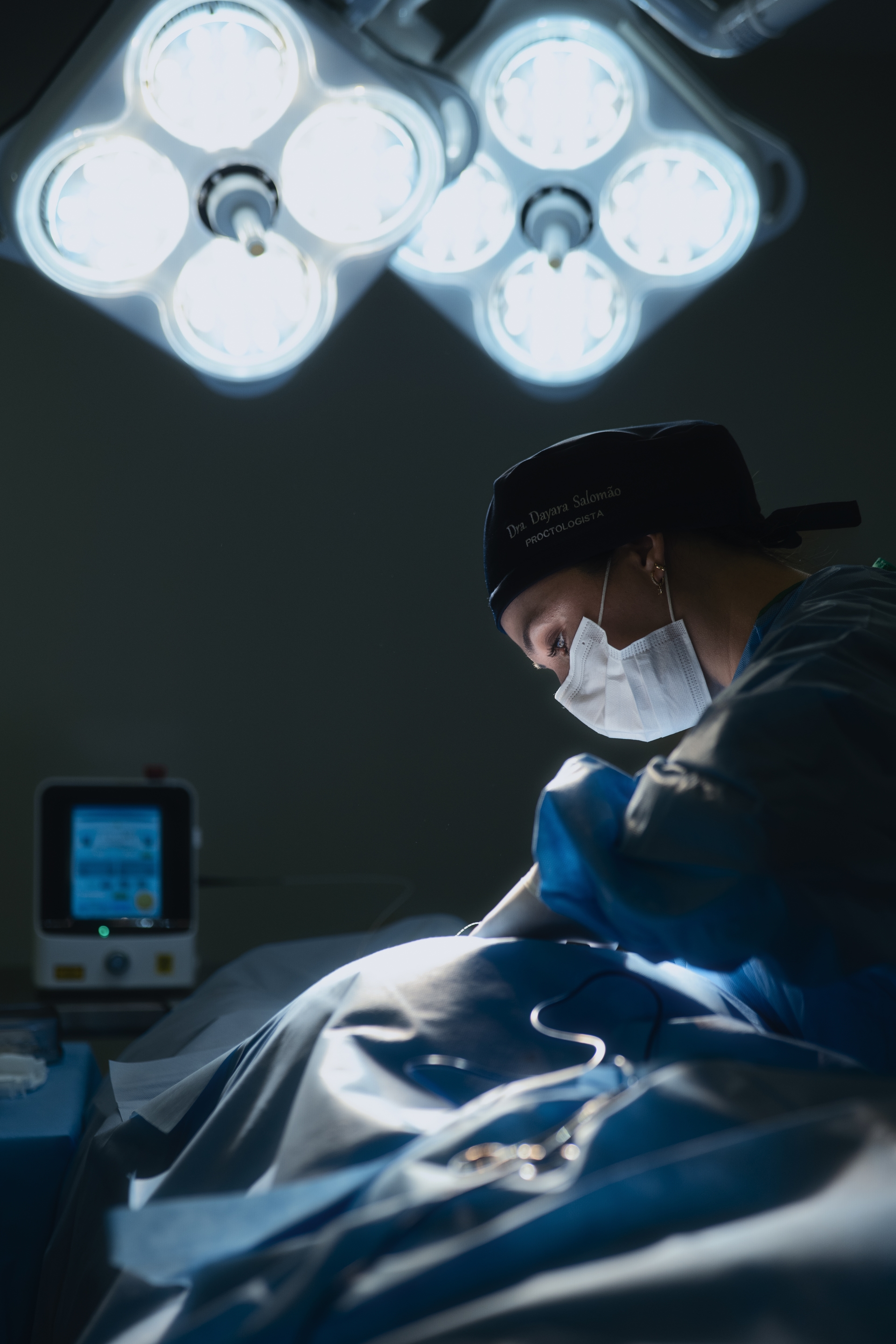 Dra. Dayara realizando procedimento